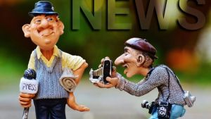 Comiczeichnung von zwei  männlichen Personen. Die rechte Person untersucht mit einer Lupe die linke Person