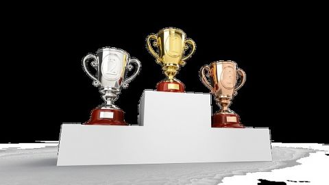 Siegerpodest mit Pokalen