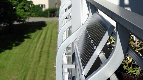 Petra H. aus Freiburg: Ich möchte aufgrund der steigenden Energiekosten Geld sparen und meinen eigenen Strom erzeugen. Darf ich dafür als Mieterin eine Mini-Fotovoltaikanlage auf meinem Balkon installieren?