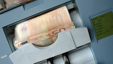 Geld abheben im Supermarkt immer beliebter – zum Nachteil für Händler