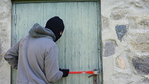 Dark season, safe Home: Wie man Einbrechern im Winter die Tour vermasselt - ARAG Experten geben Tipps für ein einbruchsicheres Zuhause