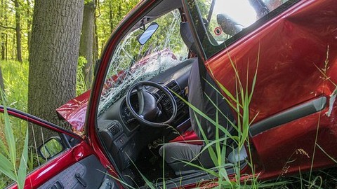 Unfallflucht nach Alleinunfall: Wenn das eigene Fehlverhalten den Versicherungsschutz kostet