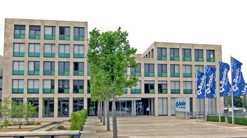 Basler Versicherungen bringen Uhrenversicherung mit Foto-Erkennung
