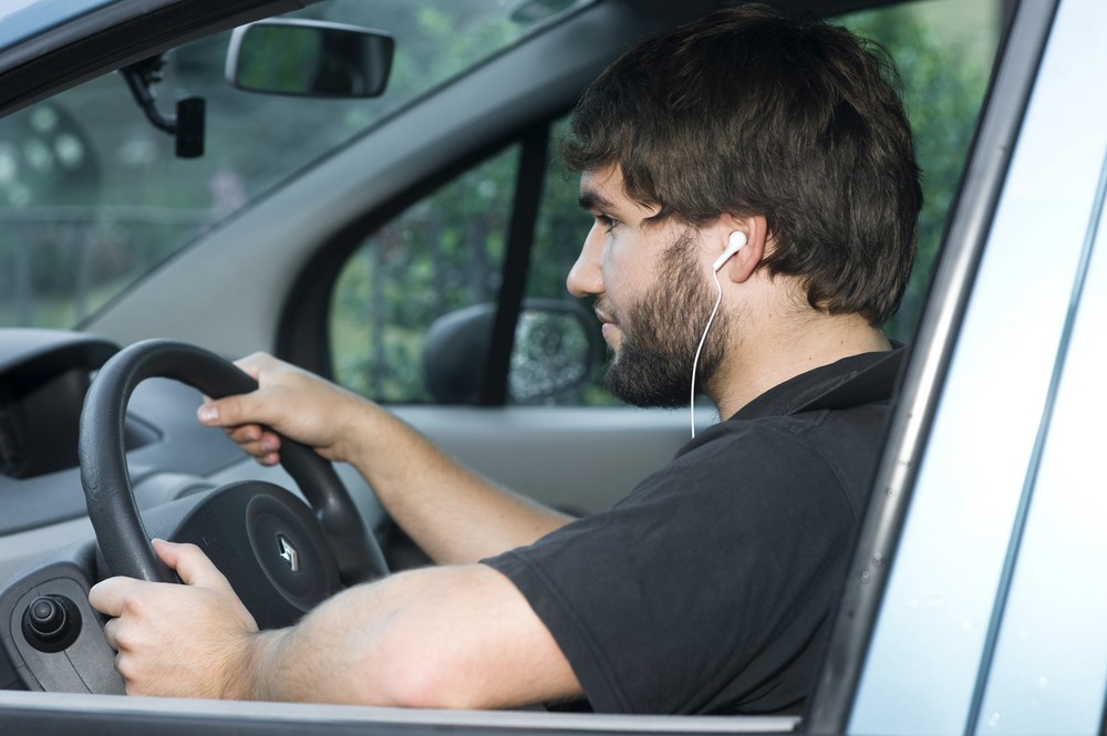 Ohren auf im Straßenverkehr - Musik darf Wahrnehmung nicht beeinträchtigen