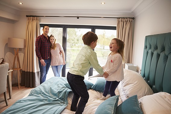 Urlaub im Hotel oder in einer Ferienwohnung: Wer zahlt, wenn etwas passiert?