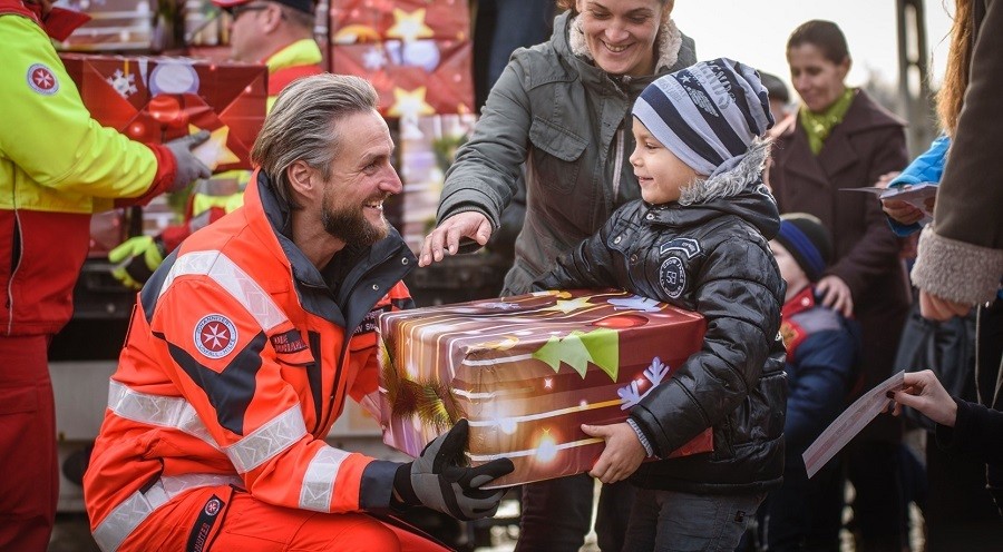 Johanniter-Weihnachtstrucker 2021: Geschenke für den guten Zweck