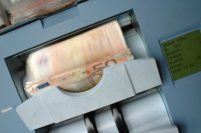 Geld abheben im Supermarkt immer beliebter – zum Nachteil für Händler