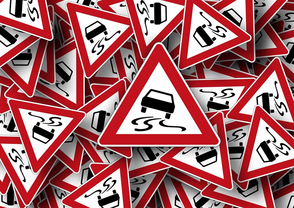 Verkehrsschilder: Liest du noch oder fährst du schon? - ARAG Experten im Schilderwald