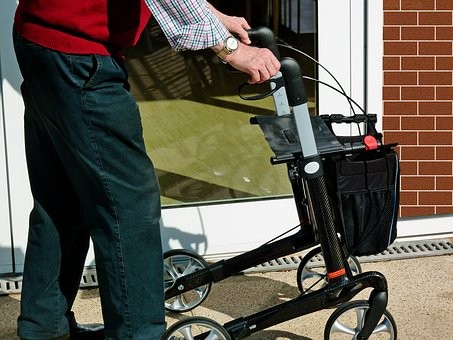 Maklerfavoriten Pflegezusatz: Spitzenreiter dominiert, dahinter viel Bewegung