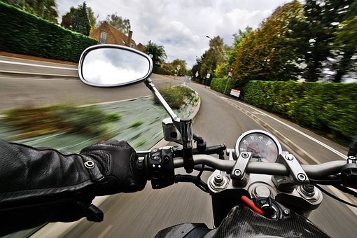 Motorradunfall: Kann seitlich versetztes Fahren das Abstandhalten „ersetzen“?