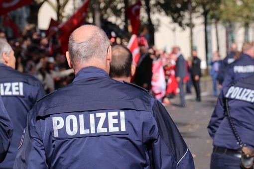 Falscher Bankmitarbeiter betrügt Rentner