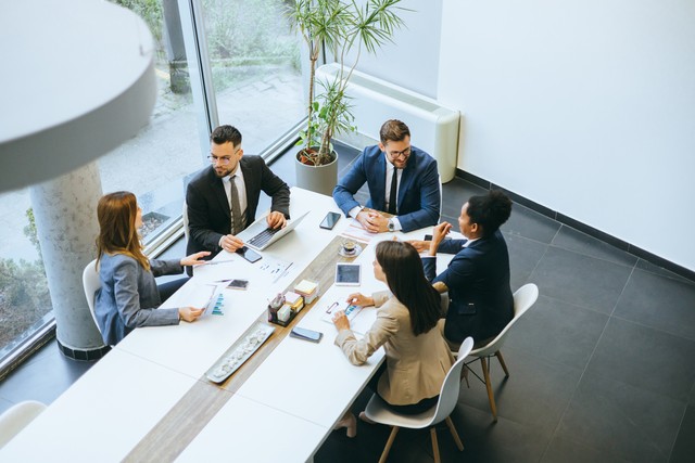 Gemeinsam an einem Tisch nach einer Lösung suchen: Bei der Wirtschaftsmediation wird mit speziell ausgebildeten Mediator:innen eine einvernehmliche Lösung erarbeitet.